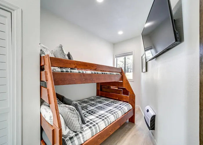 Wraparound Deck & Poker Room: In Holiday home Munds Park