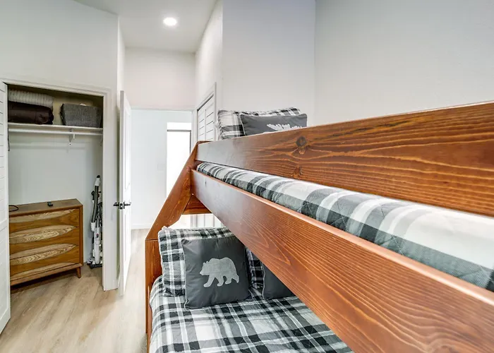 Wraparound Deck & Poker Room: In * Munds Park